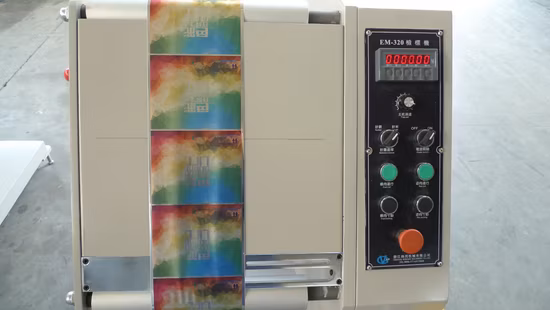 Máquina de inspección de materiales impresos con etiquetas autoadhesivas pequeñas para inspeccionar la calidad